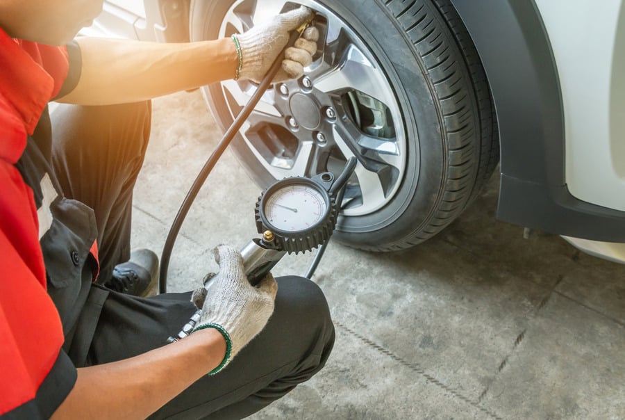 Comment vérifier la pression des pneus de voiture ?